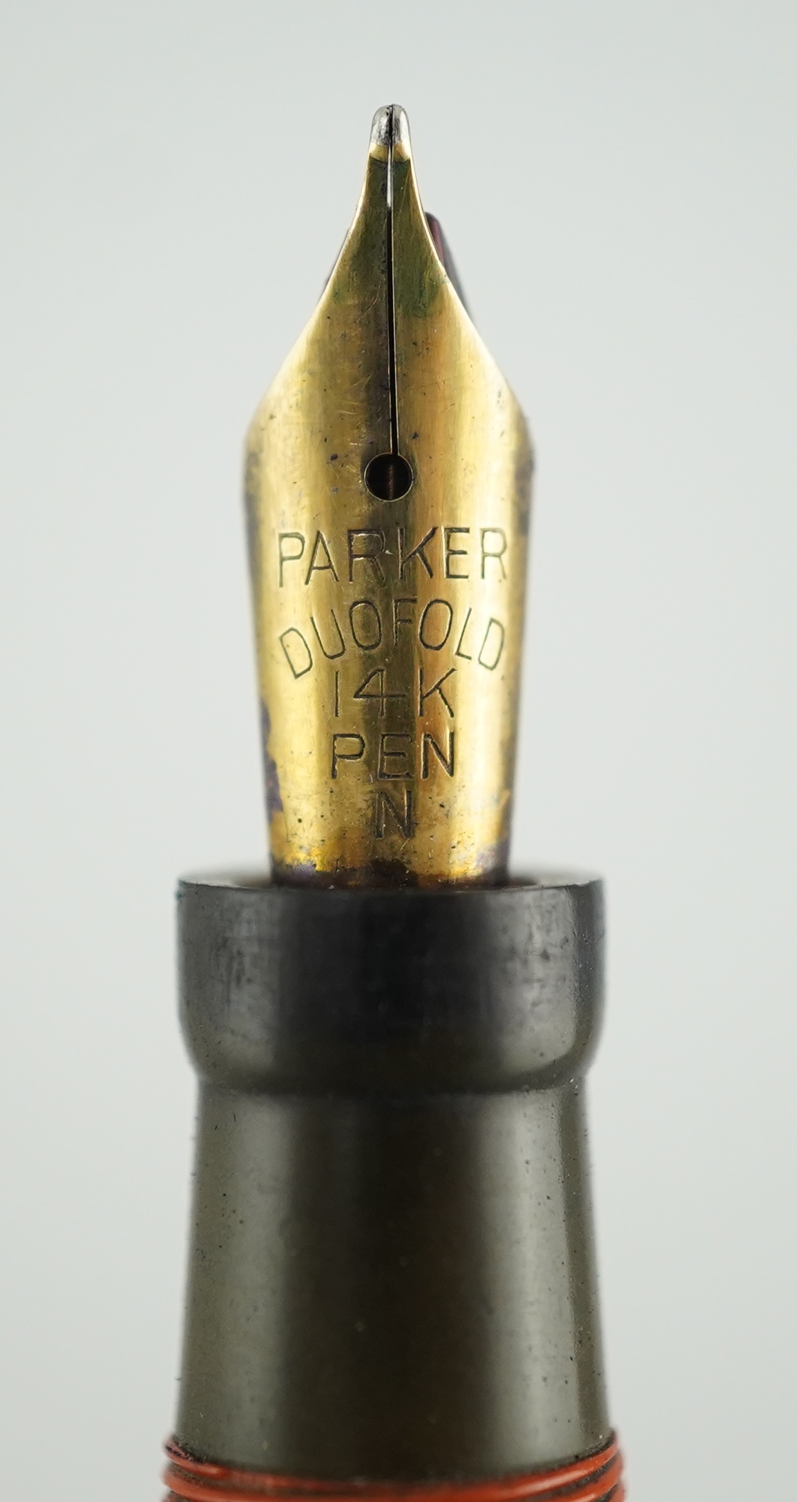 A Parker Duofold pen with desk base plus '51' desk pens, etc. (4)